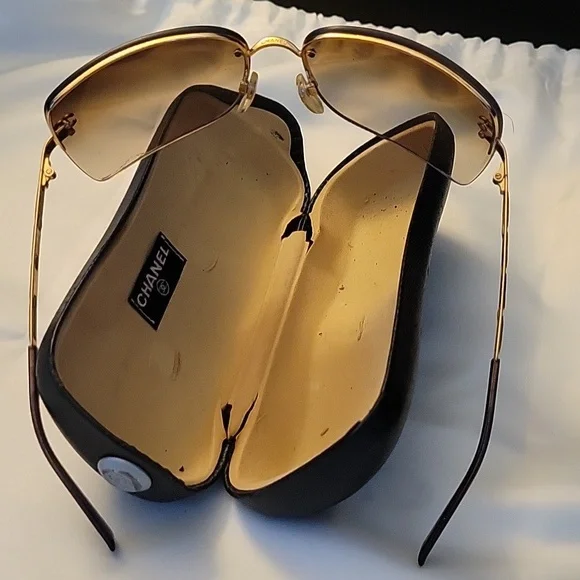 CHANEL Elegant Brown Gradient Sunglasses display picture 1